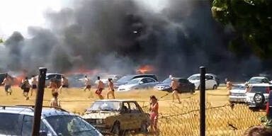 50 Autos brennen vor Freibad aus