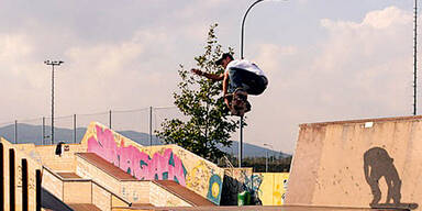 Papas Geld am Skateplatz verschenkt