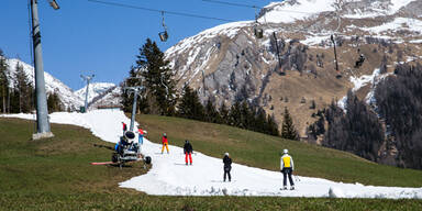 Skifahren auf der grünen Wiese