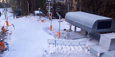 K&auml;rntner Bub baut Mini-Ski-Gebiet im Garten