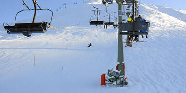 Frau fällt aus Ski-Lift: Schwer verletzt