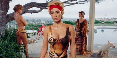 Skims x Roberto Cavalli: Kim Kardashian wird zur heißen Raubkatze