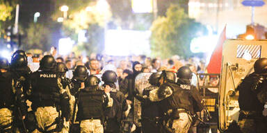 &Uuml;ber 100 Verletzte bei Sturm auf Parlament