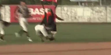 Autsch: Skydiver knockt Baseballspieler aus