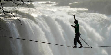 Slackline: Grazer überquert Victoria-Fälle