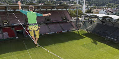 Slackliner balanciert über Hanappi-Stadion