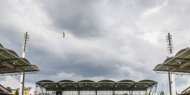 Slackliner balanciert über Hanappi-Stadion