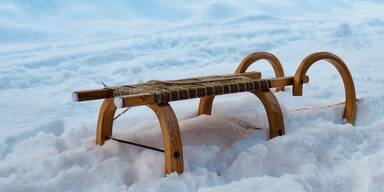 Bezirk Baden: 61-J&auml;hrige bei Rodelunfall verletzt