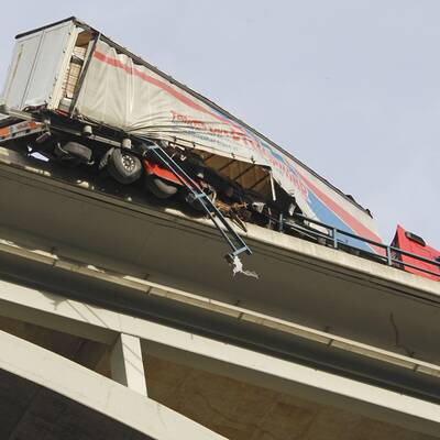 Fast wäre ein 40-Tonner abgestürzt.