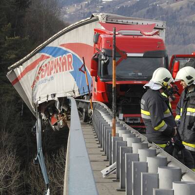 Fast wäre ein 40-Tonner abgestürzt.