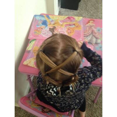 Greg Wickerst Frisurkreationen für Tochter Izzy