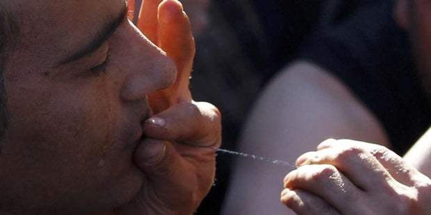 Schock: Flüchtlinge nähen sich Münder zu