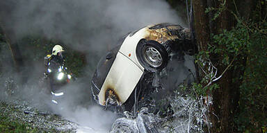 Smart nach Unfall völlig ausgebrannt