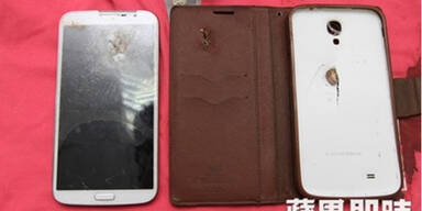 Samsung Galaxy fängt Pistolenkugel ab