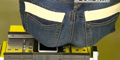 K&uuml;nstlicher Hintern als Smartphone-Tester