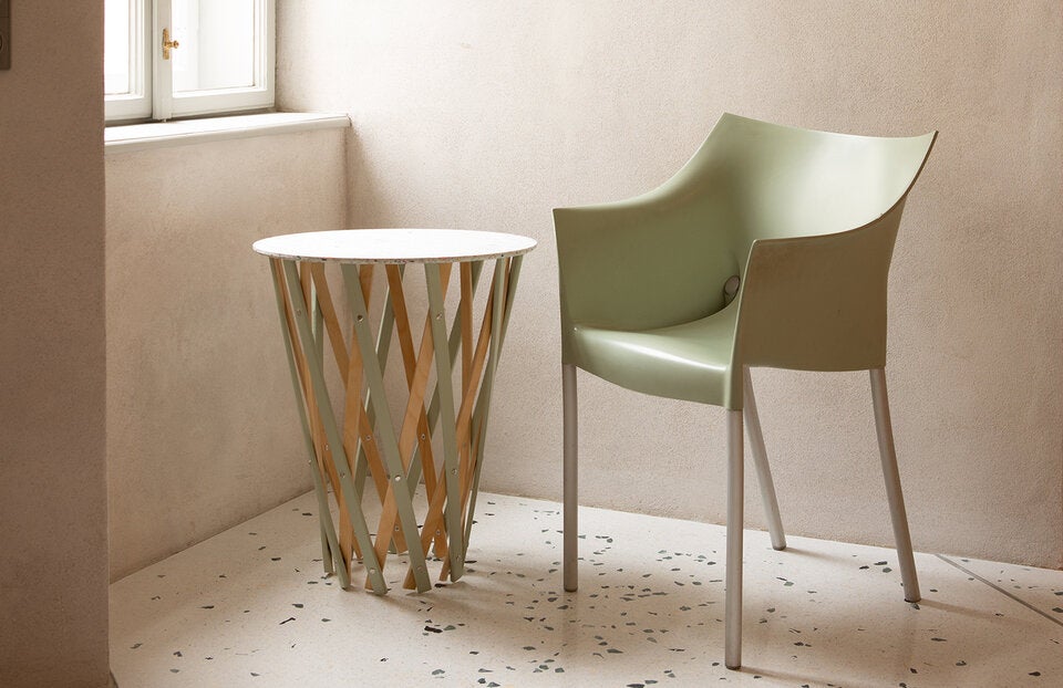 Upcycling in Wien. Der Pflanzenständer, aus ausrangierten Lattenrosten, kann auch als Tisch verwendet werden. Die Tischplatte wird aus recycelten Joghurtbechern hergestellt. Tisch ab 280 Euro, snorre.cc