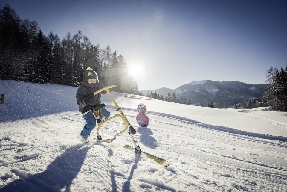 Action for Kids. Snowbiken auf der Waldhof Alm –ein Winterangebot des Waldhof Fuschlsee Resorts.