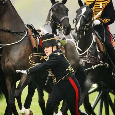 Soldatin legt sich vor der Queen auf die Nase
