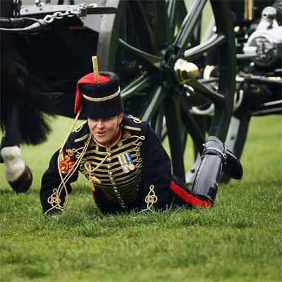 Soldatin legt sich vor der Queen auf die Nase