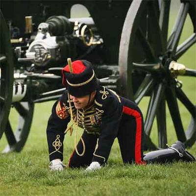 Soldatin legt sich vor der Queen auf die Nase