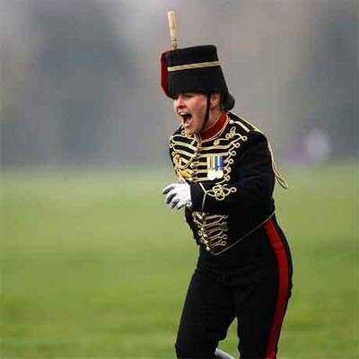 Soldatin legt sich vor der Queen auf die Nase