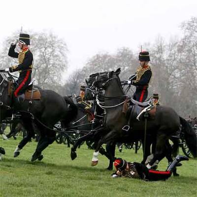 Soldatin legt sich vor der Queen auf die Nase