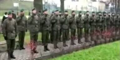 Soldat schießt auf Kamerad