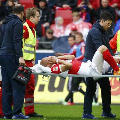 Das Knie des Mainz-Profis wurde bei einem Zweikampf völlig zerstört.