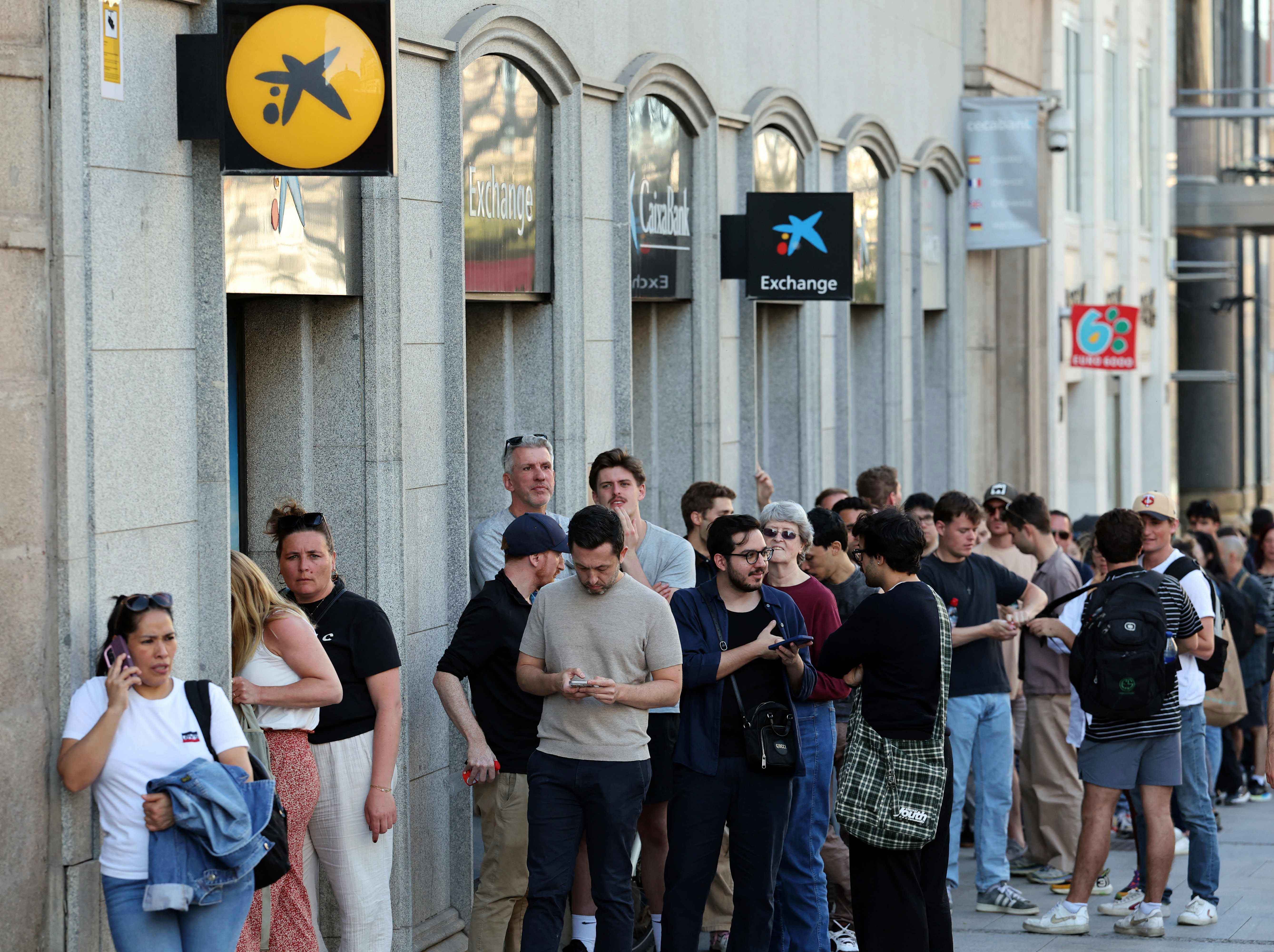 Riesige Schlangen vor Bargeldautomaten