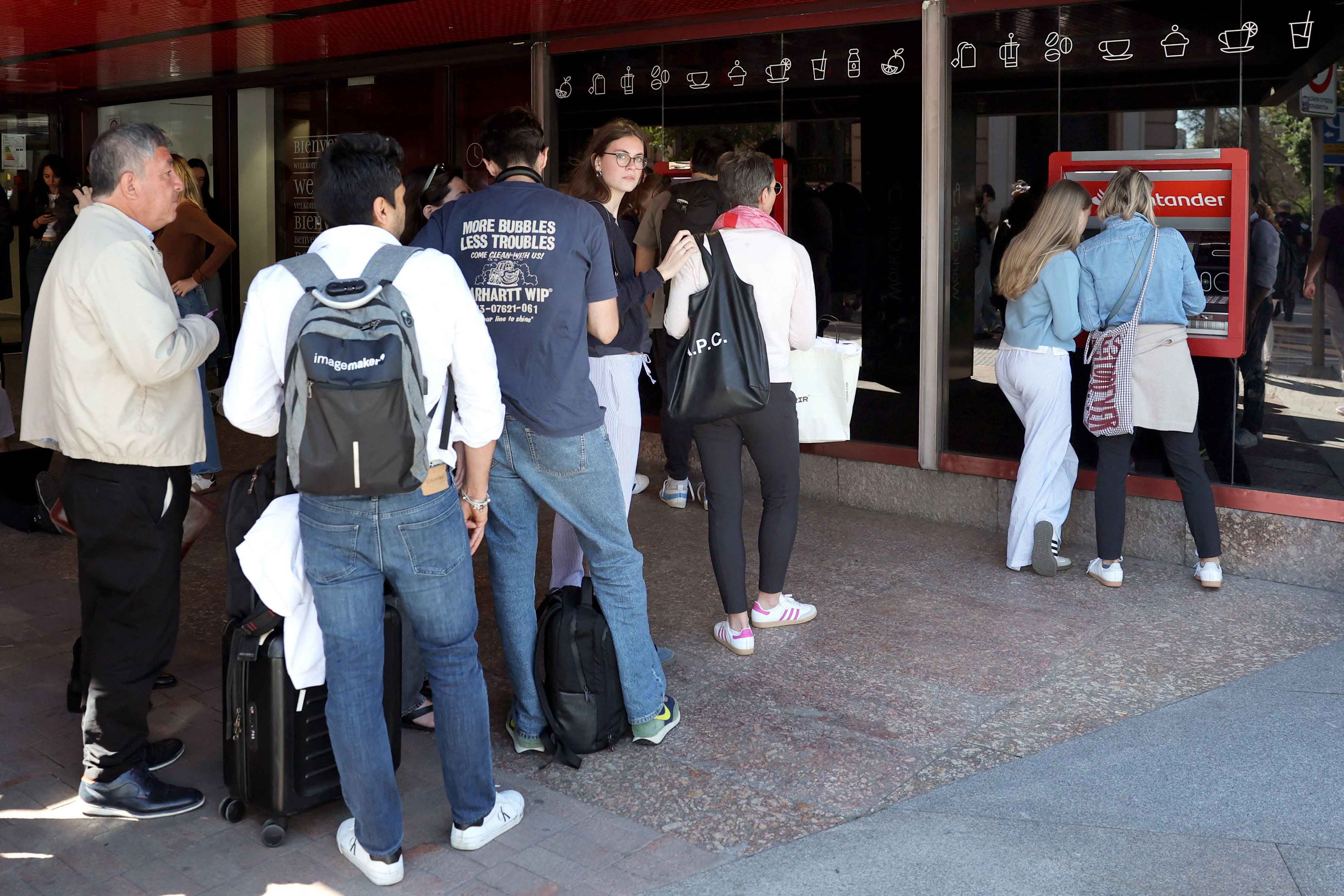 Riesige Schlangen vor Bargeldautomaten