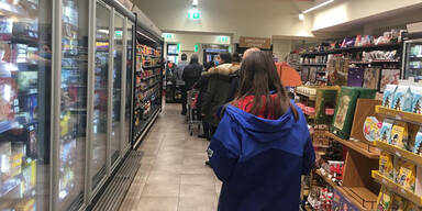 Erste Hamsterk&auml;ufe starten schon wieder | Schlangen im Supermarkt