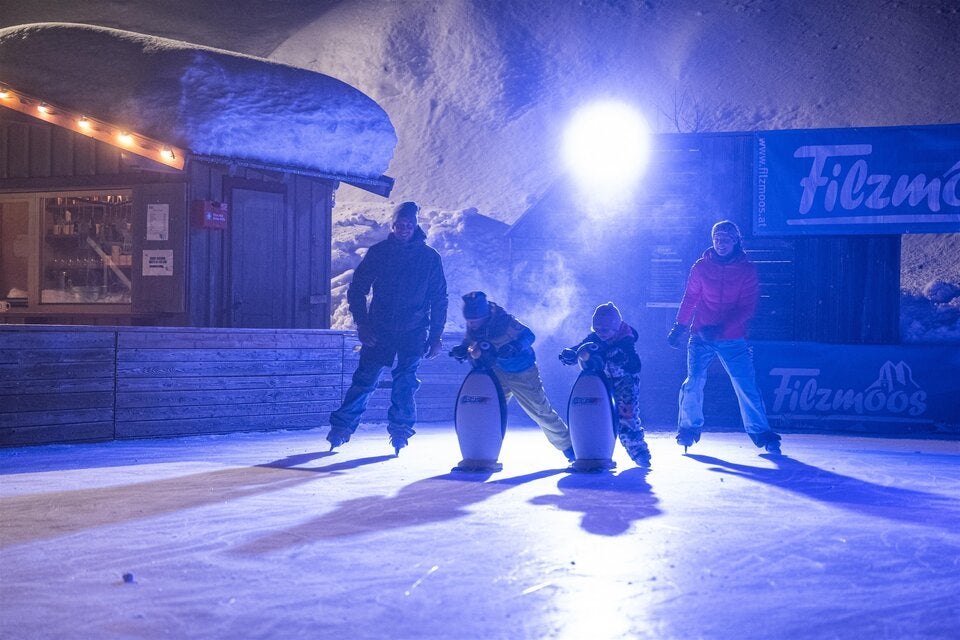 Eislaufen. Treffpunkt für Groß ud Klein ist der Eislaufplatz in Filzmoos.