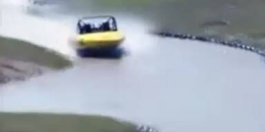Abgehoben: Jet Boat rast auf Rasen