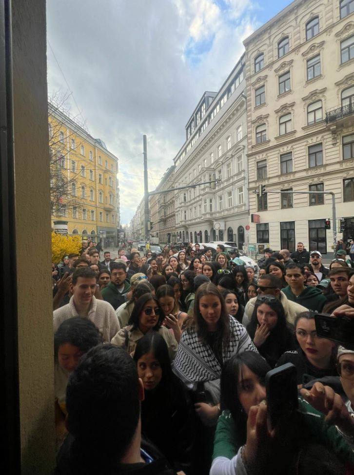 Superstar Feid im Café Sperl