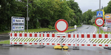 Hochwasser: mehr als 100 Straßen gesperrt