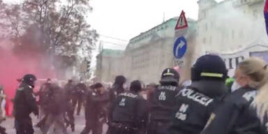 Corona-Gegner durchbrechen Polizei-Sperre