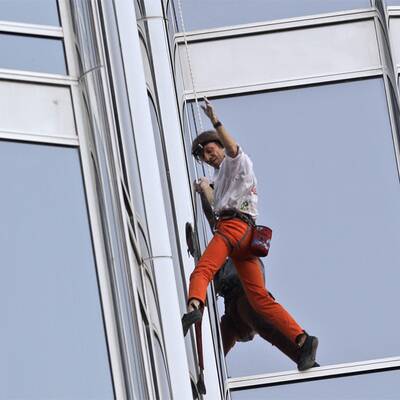 Auf höchstes Gebäude der Welt geklettert