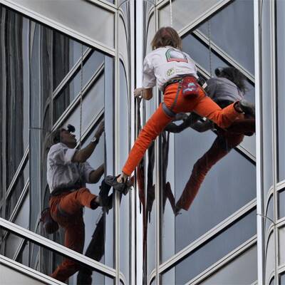 Auf höchstes Gebäude der Welt geklettert