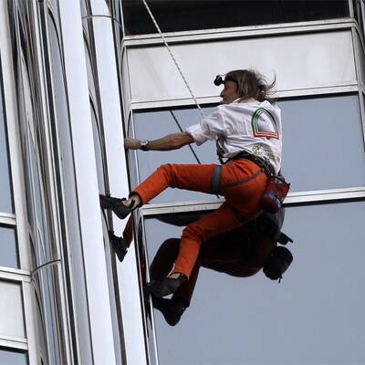 Auf höchstes Gebäude der Welt geklettert