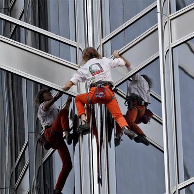 Auf höchstes Gebäude der Welt geklettert