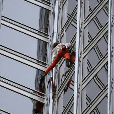 Auf höchstes Gebäude der Welt geklettert