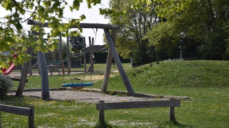 Kinder finden Waffen auf Spieplatz