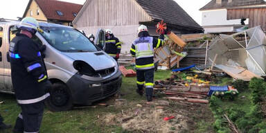 17-jähriger Alko-Lenker crasht in Spielplatz