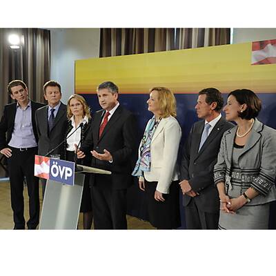 Drei Frauen, ein Uni-Rektor und ein Student