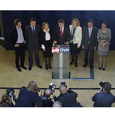 Drei Frauen, ein Uni-Rektor und ein Student