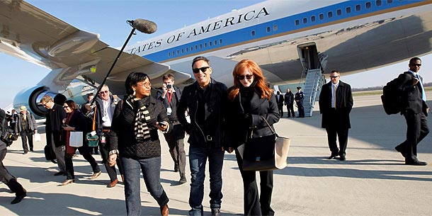 Bruce Springsteen und seine Frau Patti Scialfa vor der Air Force One