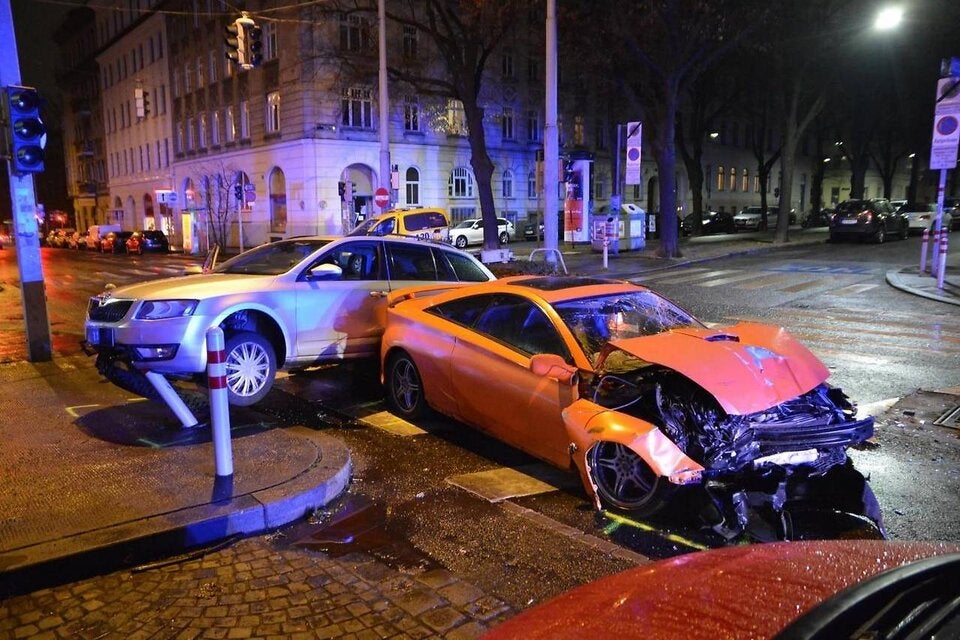 Alko-Lenker zerstört Sportwagen: Fünf Verletzte
