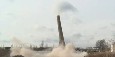Riesen-Schornstein gesprengt
