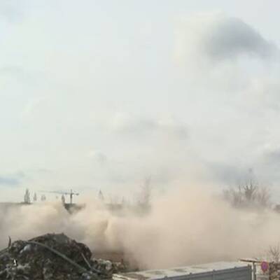 Der 48 Meter hohe Schornstein wurde kontrolliert zu Fall gebracht