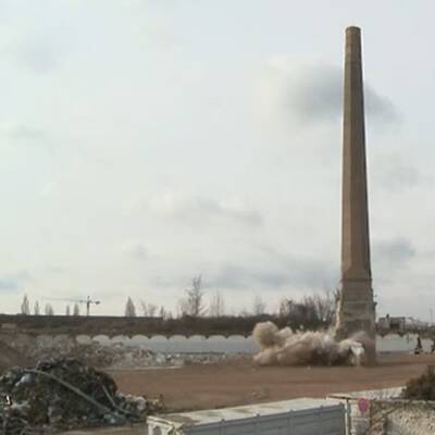 Der 48 Meter hohe Schornstein wurde kontrolliert zu Fall gebracht